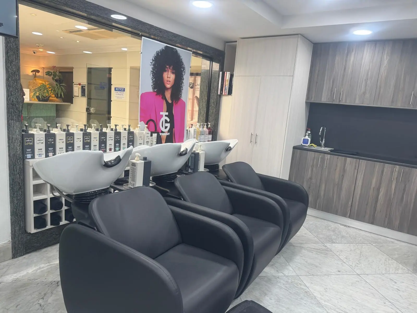 Inside the Hilton salon, photo 3 of 3