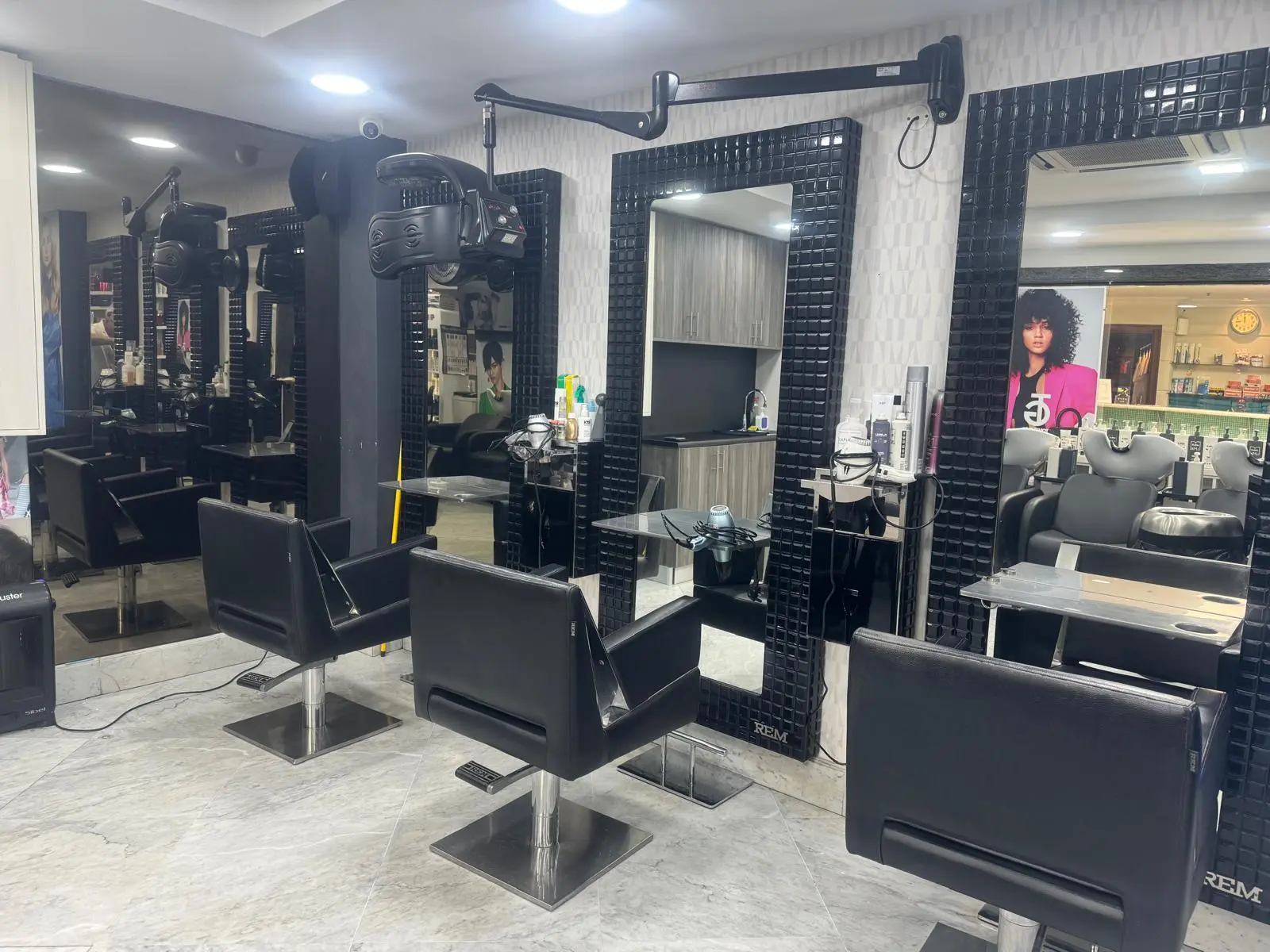 Inside the Hilton salon, photo 2 of 3